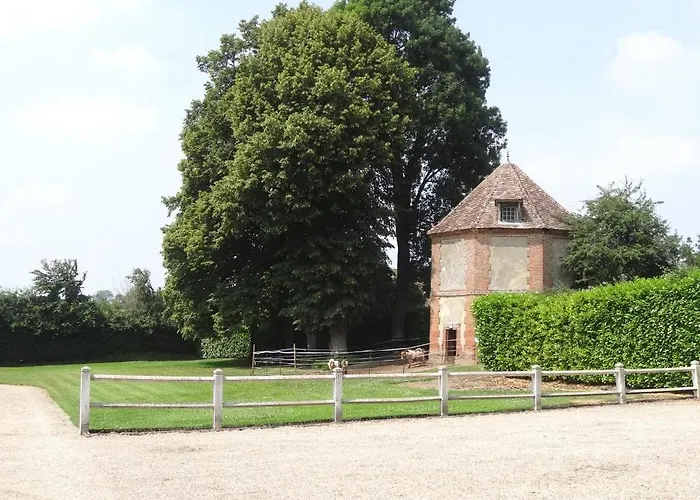 Chateau De Maillot Bed & Breakfast *
